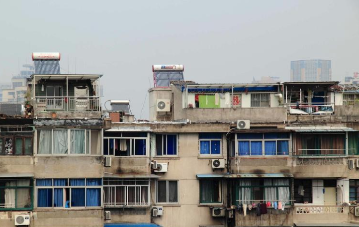 老破小的樓房有出路了，讓居民原地換上新房成今年城市更新的熱詞